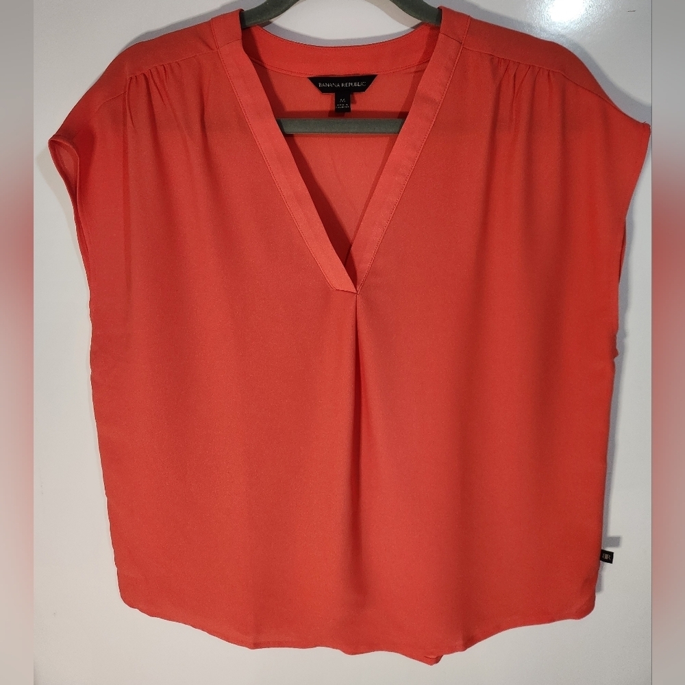 Banana Republic Coral V-Neck Top, Size Med